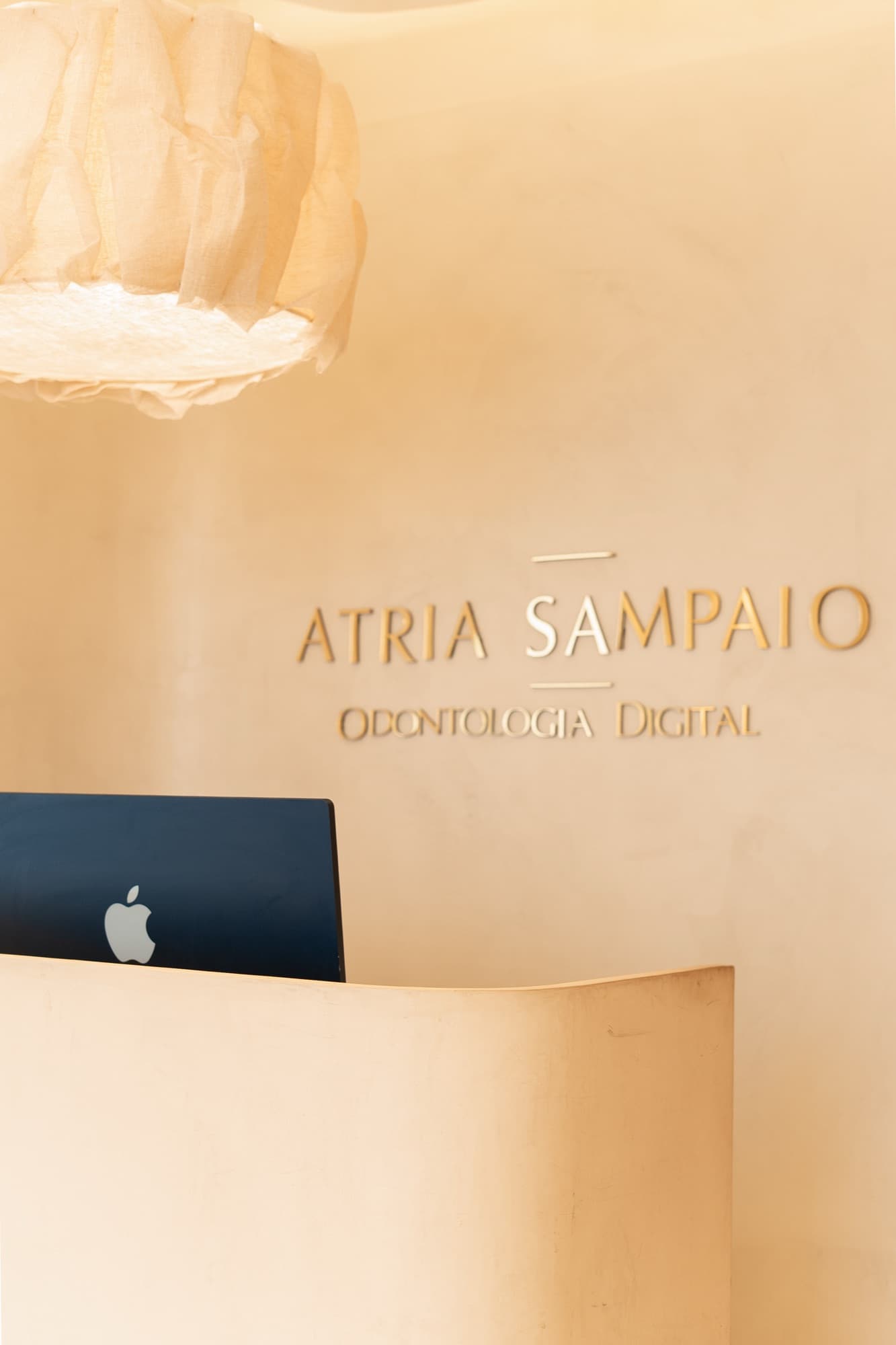 Logo de Atria Sampaio en el muro de la recepción