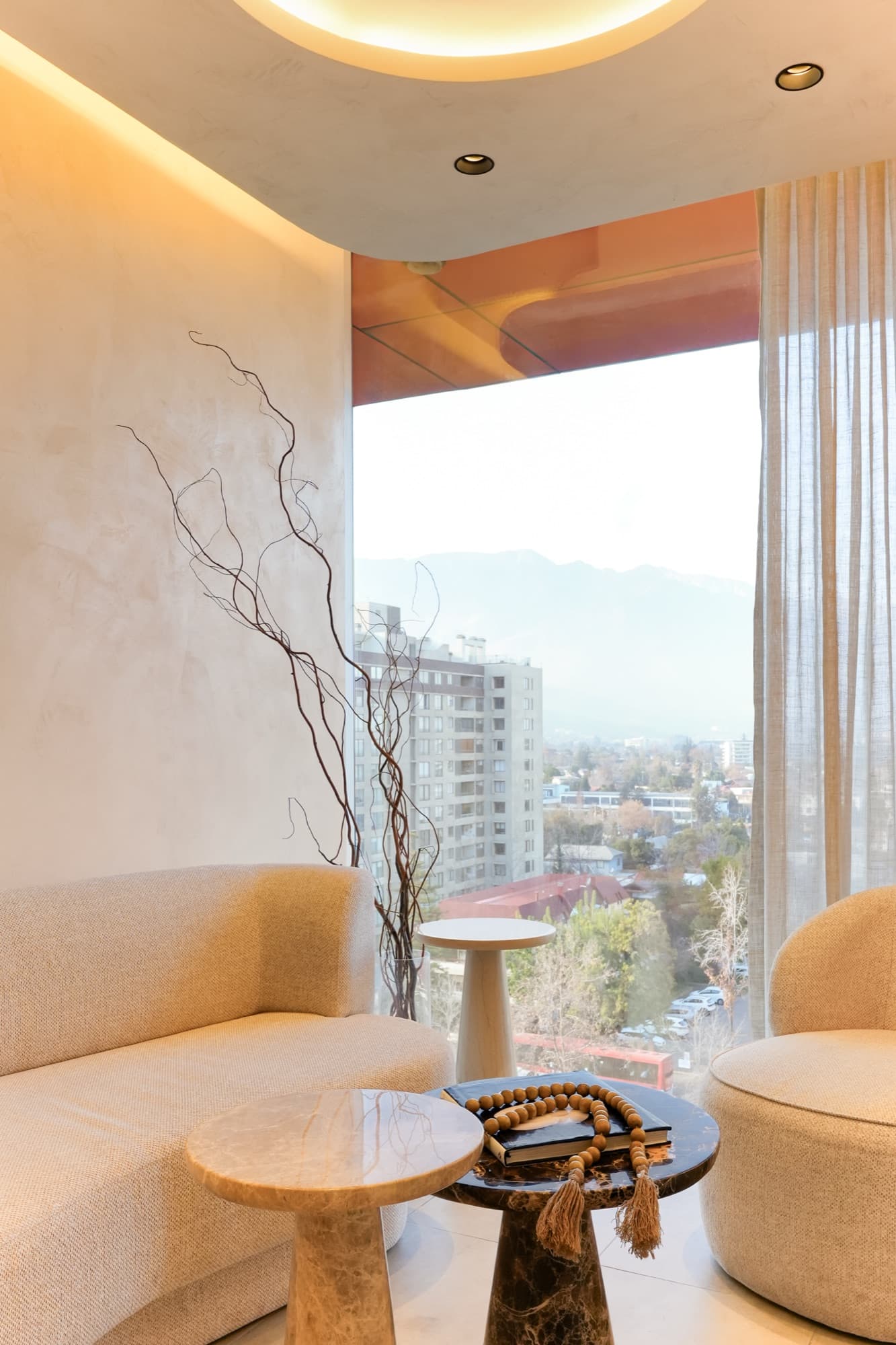 Rincón de la sala de espera con vista a la cordillera desde Vitacura